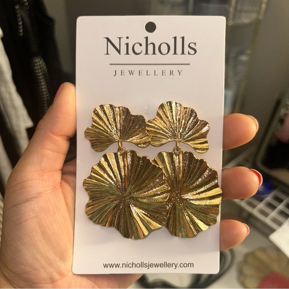 NWT Gold Leaf Earrings - Picture 1 of 2